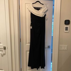 *Never Worn* Tadashi Shoji Gown